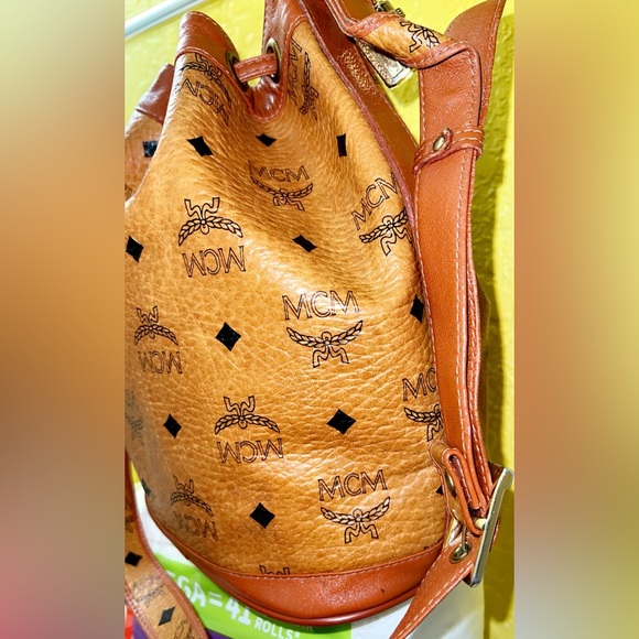 🛍️🛍️💫💫MCM Beautiful Authentic Made in Germany bucket shoulder bag. 🛍️🛍️💫 - Picture 5 of 16